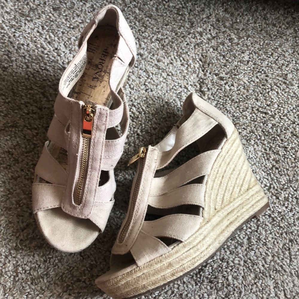 Cream colored wedge with gold zipper!